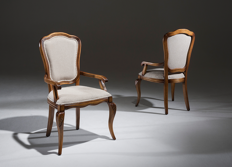 cadeira hillux com bra os e encosto tecido.png